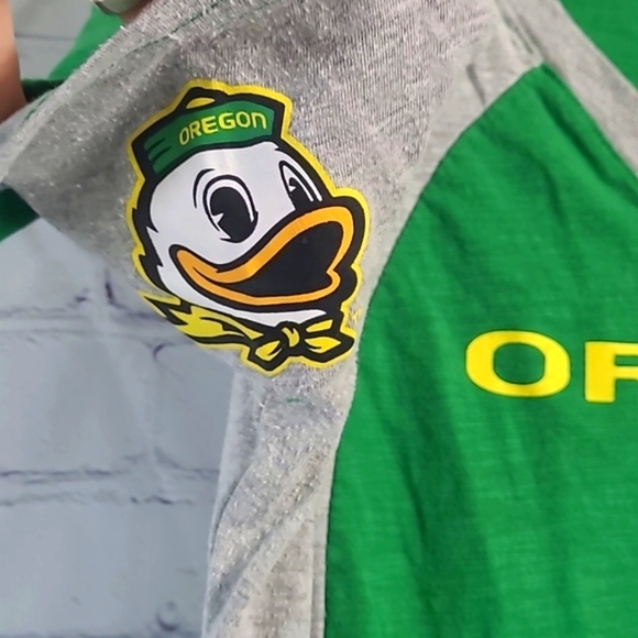Oregon Ducks UO University Green Gray Yellow V-Neck Tee Tshirt Womens Sz Medium - Picture 6 of 14